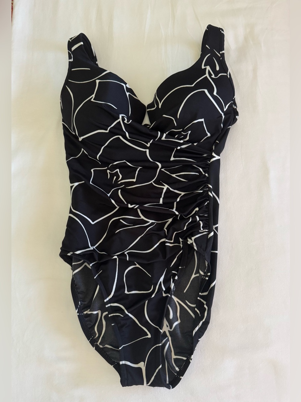 Miraclesuit swim suit size 12. EUC. Black & white.  Fabulous tummy control
